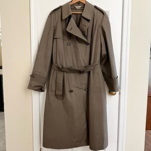 Sanyo Men’s Trench coat with liner. 38.